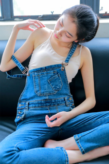 他缓慢而有力的撞着
